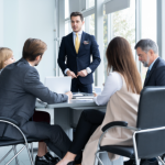 Personnes en réunion discutant autour d'une table