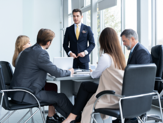 Personnes en réunion discutant autour d'une table