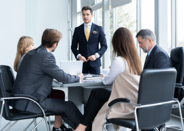 Personnes en réunion discutant autour d'une table